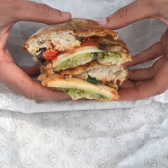 Foto del plato “The Antipasti: Pressed sourdough sandwich with vegan mozarella, hummus, pesto, olives, caramelised onions & sundried tomatoes”