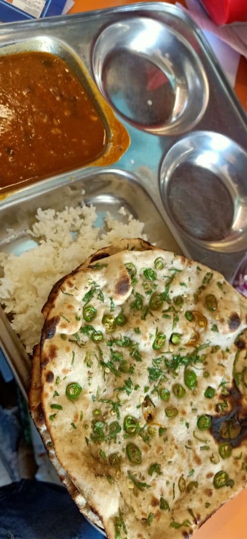 Foto do prato “Rajma, Chawal and Green Chilli roti”