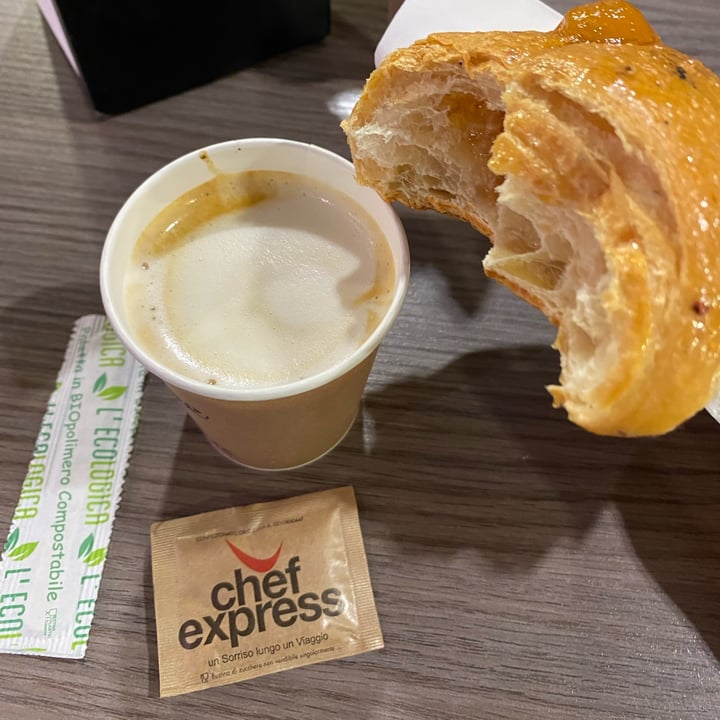 photo of Chef express Vegan Croissant shared by @fedeveg2010 on  15 Apr 2022 - review