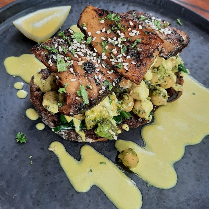 photo of Manggis in Canggu King Oyster Avo Toast shared by @plantsfeelthough on  15 Jan 2021 - review