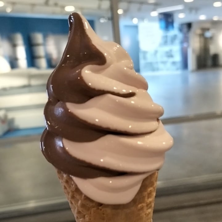 photo of Swedish Bistro | IKEA Singapore Tampines Dark Chocolate & Strawberry Twist Ice-Cream (Plant Based) shared by @cheddarhamster on  24 Oct 2022 - review