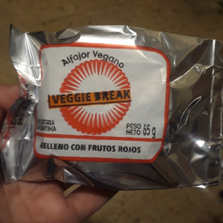 review photo of Veggie Break Alfajor Vegano Relleno De Frutos Rojos shared by @rulitovegan on 29 Apr 2021 - review