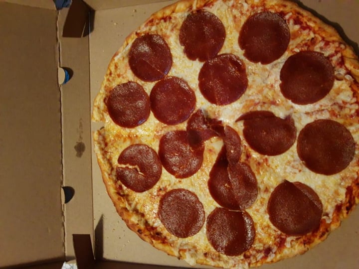 photo of Veggino's Pizza Pizza de pepperoni shared by @dodyblake on  05 Apr 2020 - review