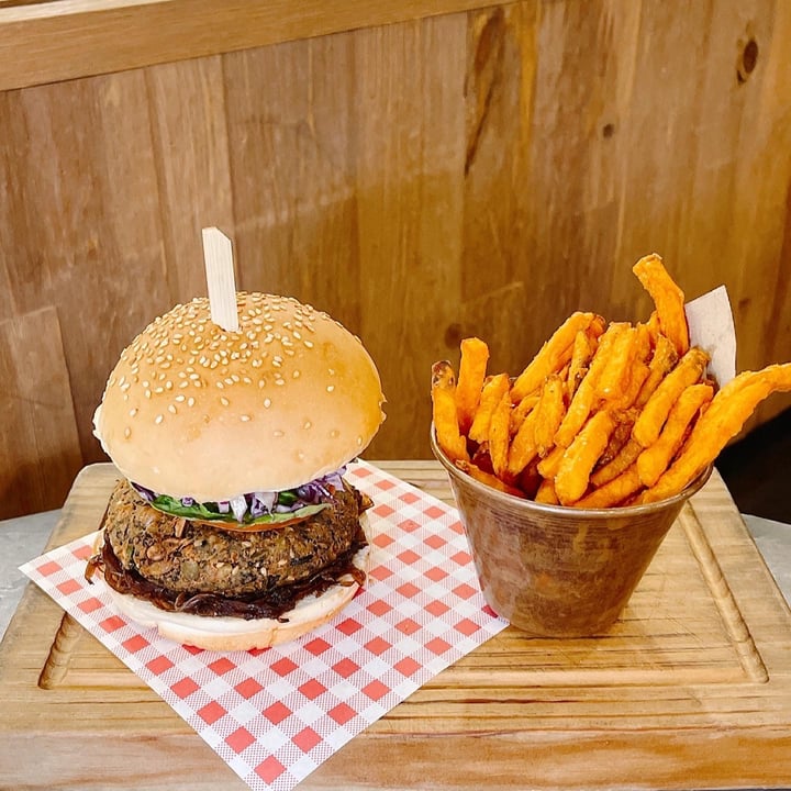 photo of Jamie's Italian Super Green Veggie Burger shared by @veggiexplorer on  16 Apr 2021 - review