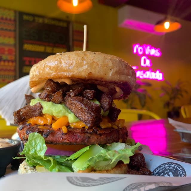 菜肴“De la garza burguer”的照片
