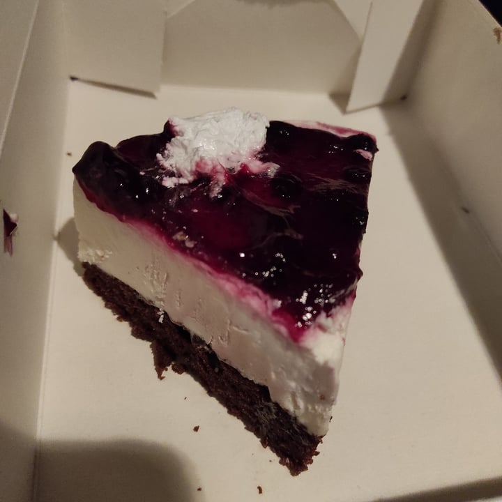 photo of Vegan bombon sin gluten Cheesecake de frutos rojos shared by @juanitu on  27 Oct 2021 - review