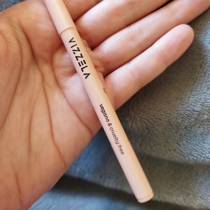 photo of Vizzela Cosméticos Lápis de olho bege shared by @jlirem on  16 Apr 2022 - review