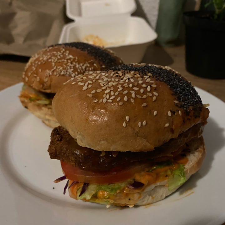 photo of Lekker Vegan Kloof Crunchy burger shared by @manoshapiro on  04 Mar 2022 - review