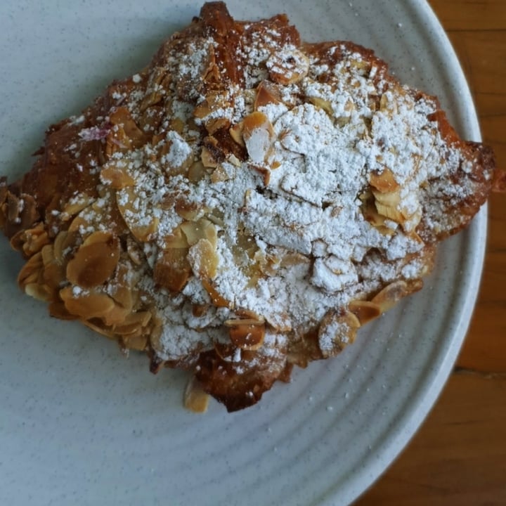 review photo of Oh My Days Vegan Cafe Almond Croissant shared by @melin on 10 Nov 2020 - review