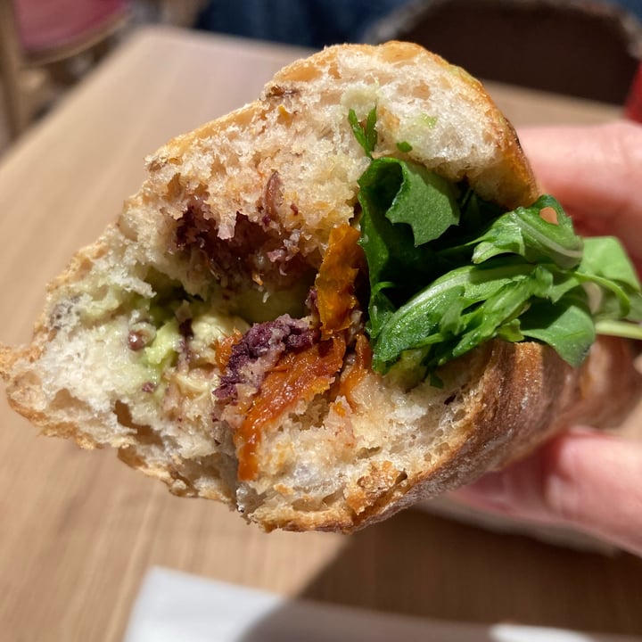photo of Pret A Manger Avocado, Olives & Toms Sandwich shared by @traceyk on  26 Sep 2022 - review
