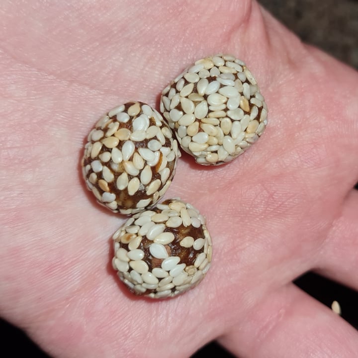 photo of Gaby’s Earth Foods Super Date Balls (mixed seeds) shared by @gloomyvegan on  07 Nov 2021 - review