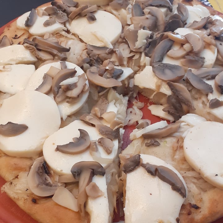 photo of Pizzeria Don Luis Pizza Vegana N°2 Fugazzeta + Champiñones shared by @rociocm on  05 Jun 2021 - review