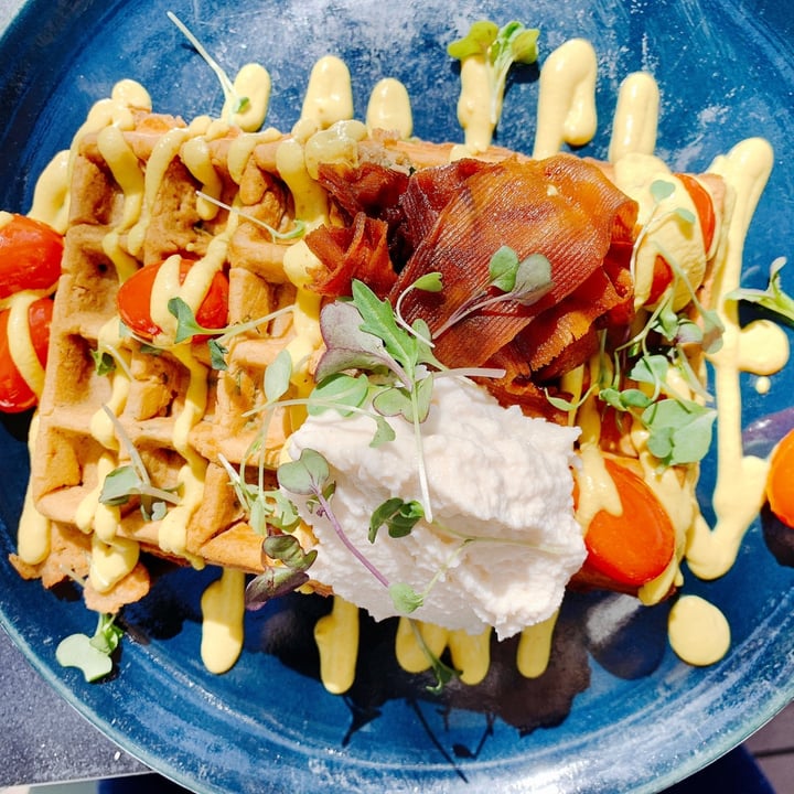 review photo of Lexi's Healthy Eatery Savoury power waffles shared by @daniellevdv on 24 Aug 2021 - review