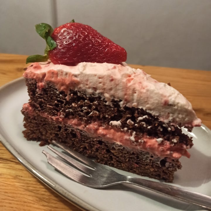 photo of NO BONES Vegan Food Chocolate & Strawberry Cake shared by @luciafdezrios on  20 Mar 2022 - review