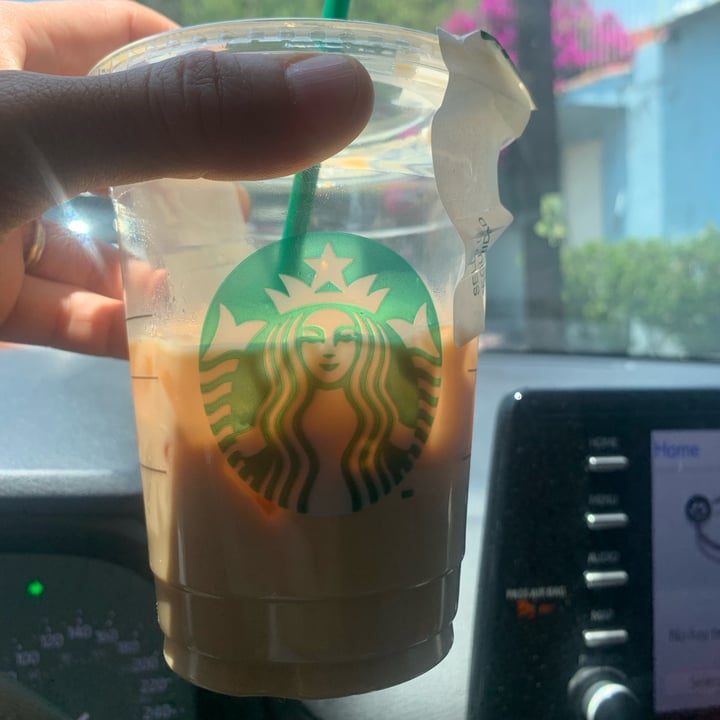 photo of Starbucks Lomas Verdes vainilla latte con bebida de avena shared by @apaulapimentel on  09 May 2022 - review