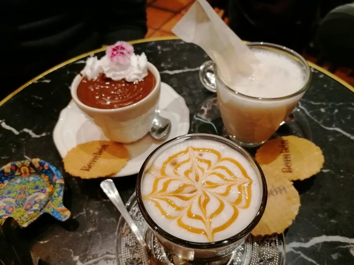 photo of Cafeteria Chocolatería Bombón - Malasaña Chocolate, Té Y Caramel Macciato shared by @sermaesrebes on  13 Feb 2020 - review