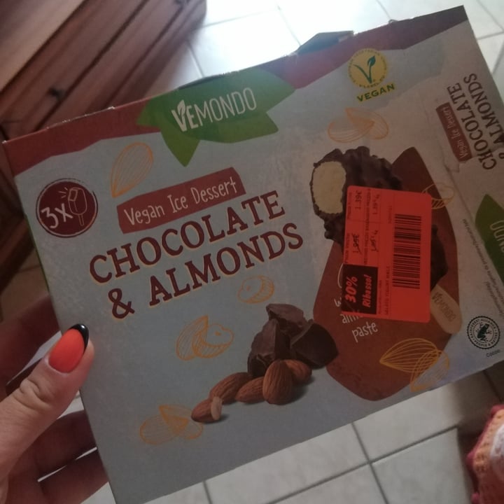 photo of Vemondo vegan chocolate e almonds shared by @cuochettavegana on  05 Jul 2022 - review