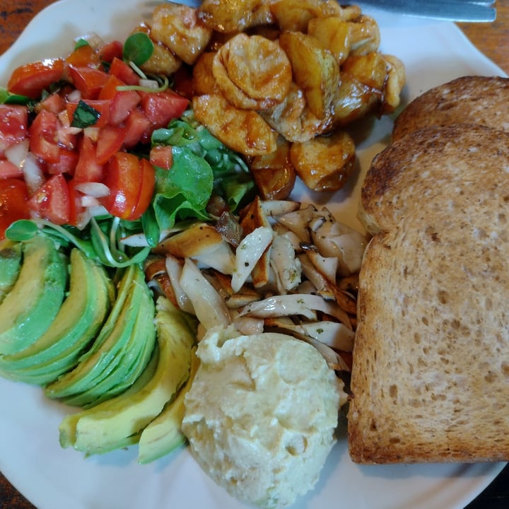 photo of Om Garden Cafe Toast with hummus, avocado, Mushrooms, Tomato salad and BBQ Tofu shared by @felice on  02 Nov 2021 - review