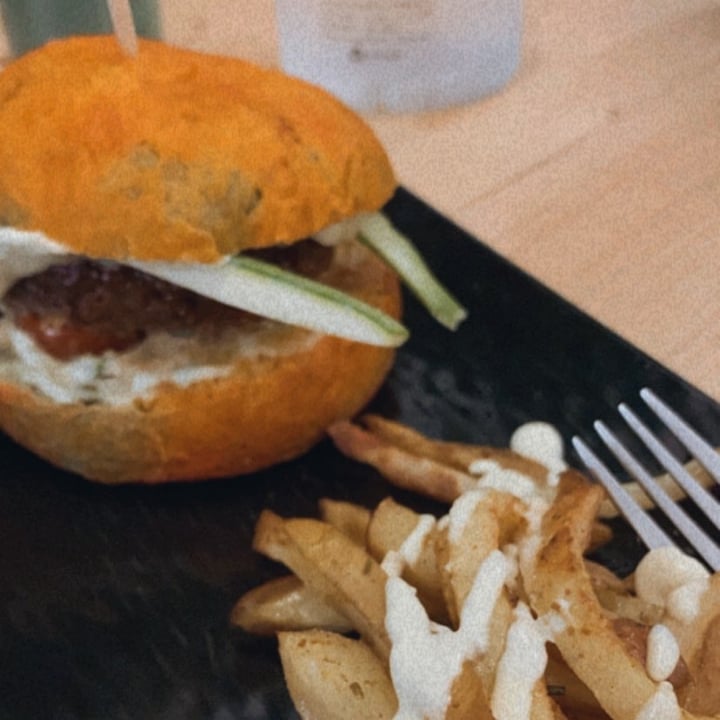 photo of ...IDEM CON PATATE Panino burger Beyond meat shared by @greenforourplanet on  15 May 2022 - review