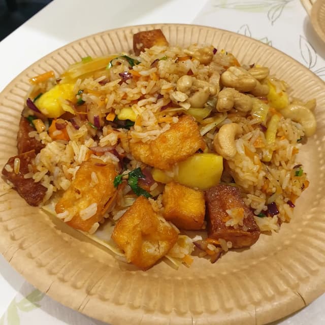 菜肴“riso con ananas e anacardi”的照片
