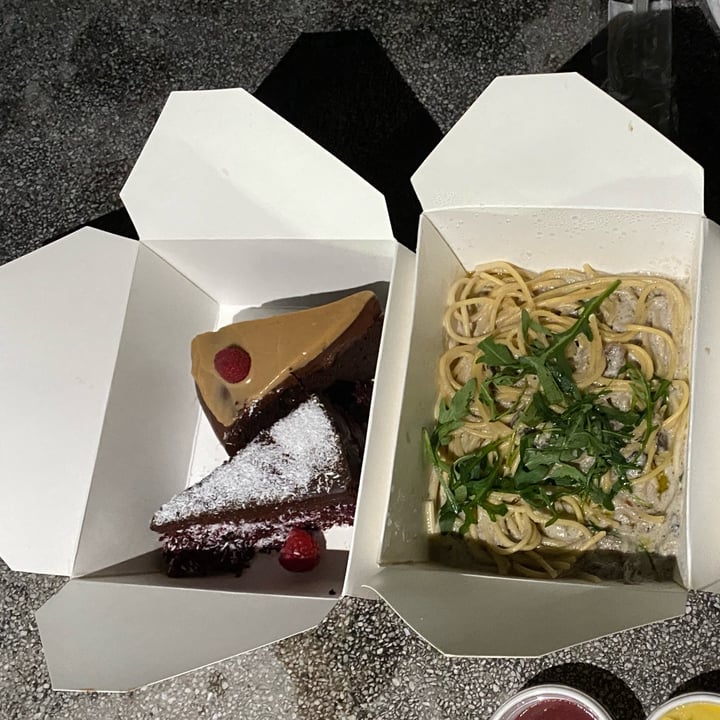 review photo of Genius Central Singapore Raw beetroot cake shared by @piggy-egg on 20 Mar 2022 - review