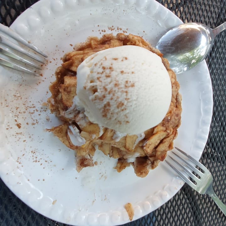 photo of Casa Macro Pay de Manzana con helado de coco shared by @erpantoja on  01 Nov 2020 - review