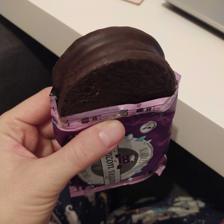review photo of Un Rincón Vegano Alfajor Black Vainilla shared by @viqui17 on 23 Nov 2021 - review