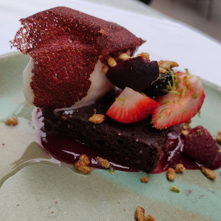 review photo of Gioia Restaurante & Terrazas Brownie con frutos rojos, lámina de remolacha y helado shared by @mababu on 05 Feb 2022 - review