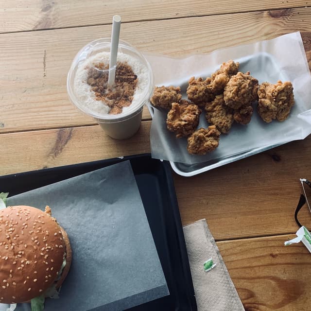 Foto do prato “Kentucky Burger/ Kentucky Popcorn/ Biscoff Shake”