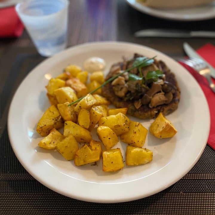 photo of Veganda Cotoletta di funghi con patate shared by @margheretchickens on  07 Apr 2022 - review