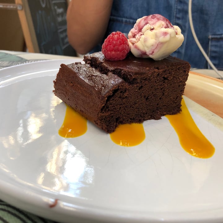photo of OM RESTAURANT VEGETARIÀ & VEGÀ Pastel de chocolate shared by @neil on  23 Oct 2020 - review