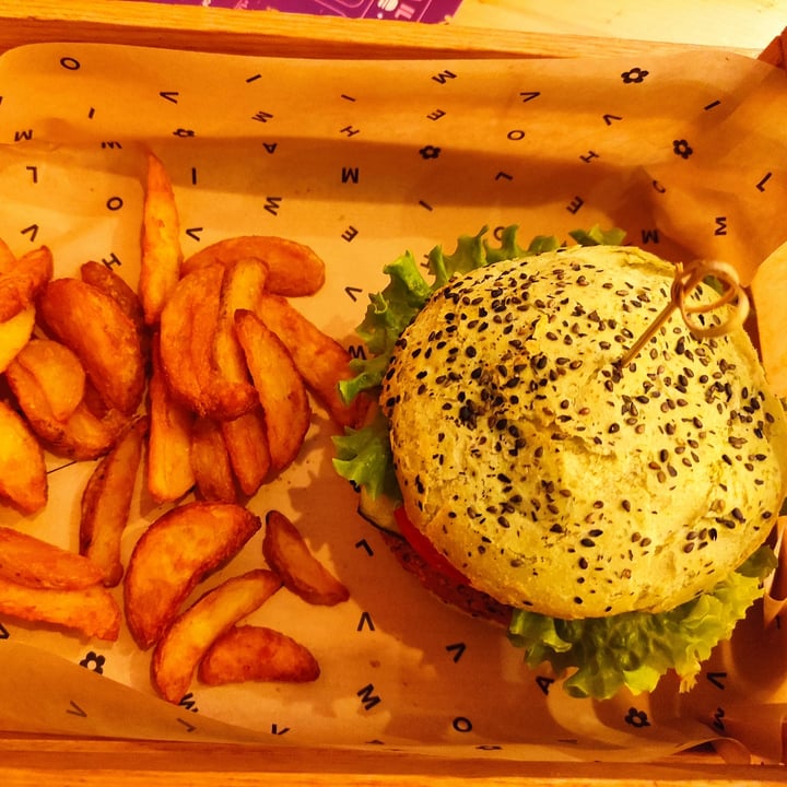 photo of Flower Burger Jungle burger (limited edition) shared by @ambras on  21 Nov 2022 - review