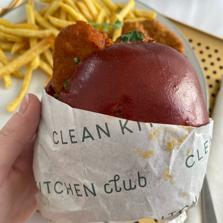 photo of Clean Kitchen Notting Hill beetroot bun burger shared by @beeveg on  16 Jun 2022 - review