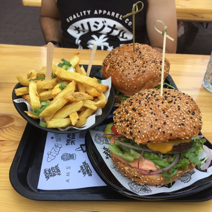 photo of Vegan Junk Food Bar Burger & Fries shared by @lauritavegan on  09 Feb 2022 - review