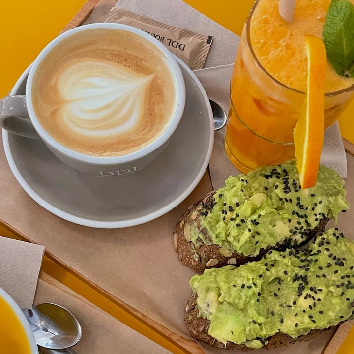 review photo of Dulce de Leche Boutique Ruzafa avocado toast shared by @laxnae on 04 Apr 2022 - review