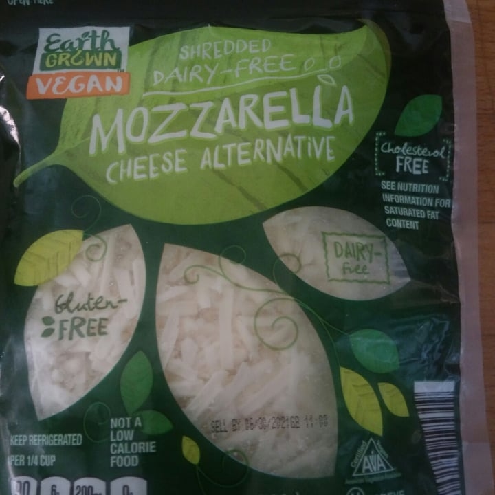 photo of Earth Grown Shredded dairy free mozzarella cheese alternative shared by @nomurk on  28 Jun 2021 - review