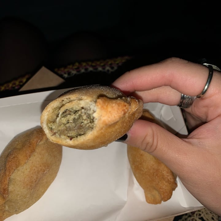 review photo of La Verdé Bio- Factoria Empanadas De Tofú Frito, Pesto y Aceitunas shared by @gingerale on 24 Apr 2022 - review