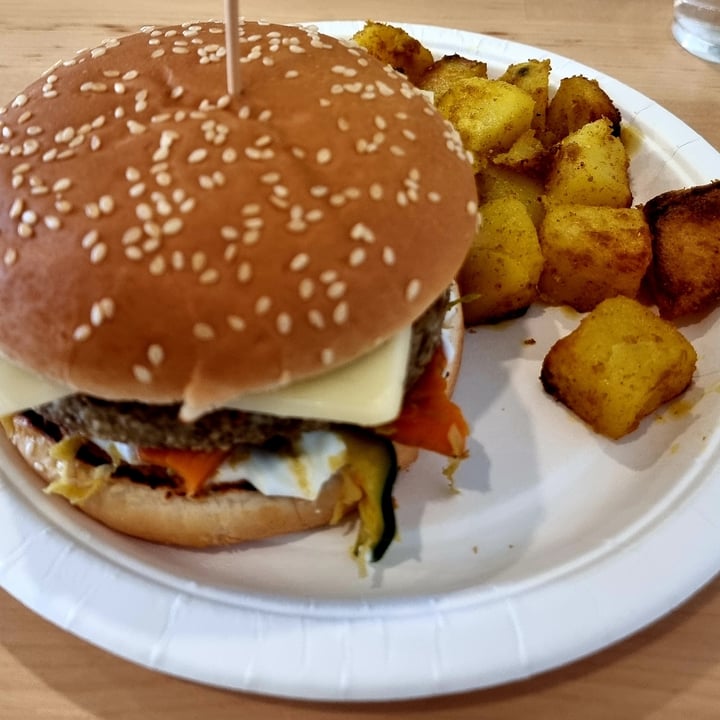 photo of La Vegana Cheeseburger Veg shared by @rosanucleare on  27 Nov 2021 - review