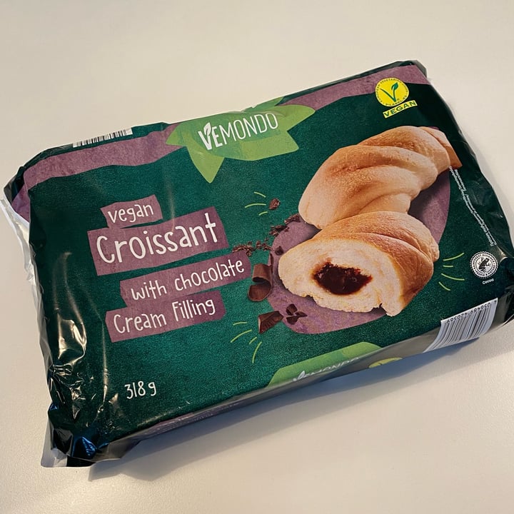 photo of Vemondo Vegan croissant with chocolate cream filling shared by @tiwaz on  15 Jun 2022 - review