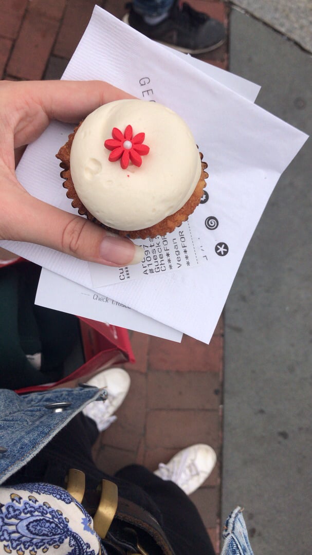 photo of Georgetown Cupcake Apple-Cinnamon Cupcake shared by @lkerkhoff on  13 Sep 2019 - review