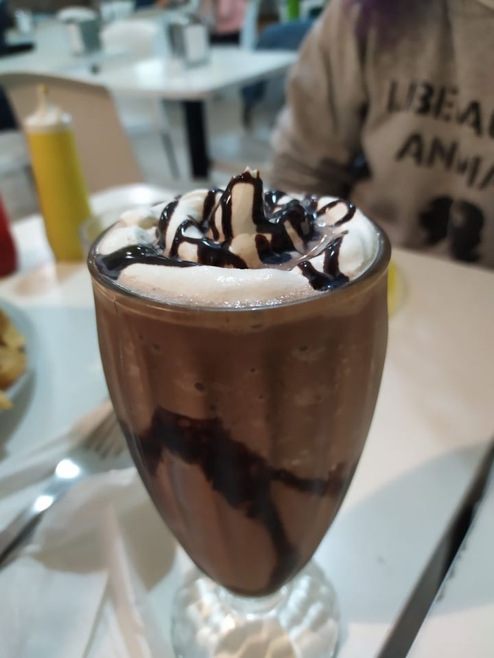 photo of Loving Hut Microcentro Batido de helado de chocolate shared by @heycharliebrown on  07 Aug 2019 - review