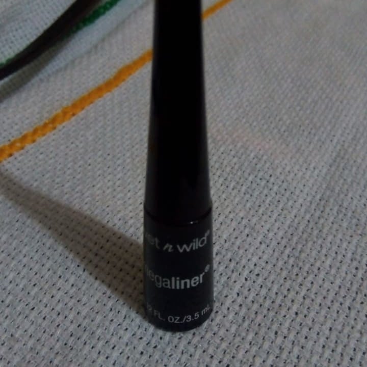photo of Wet n Wild Beauty Delineador De Ojos shared by @amyvegann on  08 Oct 2021 - review