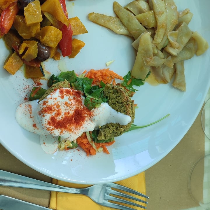 review photo of Teresa Of Strawberries Falafrl Con Crudité E Salsa Yogurt Agrumata Con Contorni shared by @biveg on 11 Sep 2022 - review
