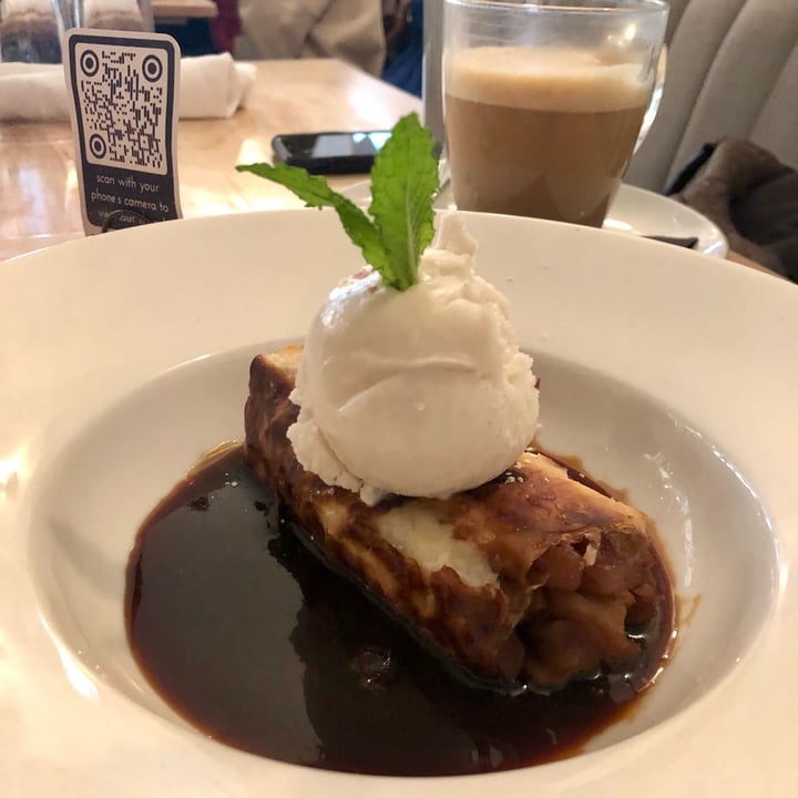 photo of Blossom on Columbus Apple Strudel shared by @ilovegoats on  13 May 2022 - review