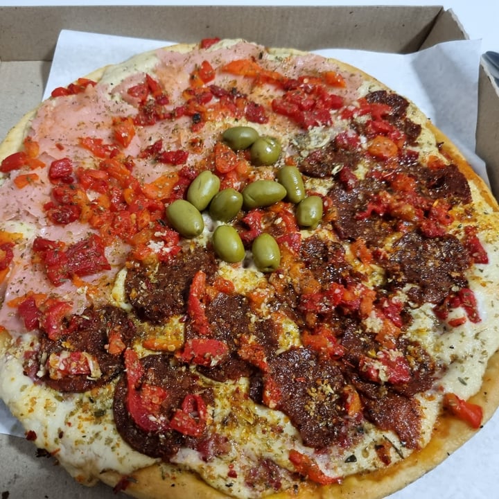 photo of Flipper Pizza Pizza De Calabresa Y Jamón shared by @julic8 on  01 Dec 2021 - review