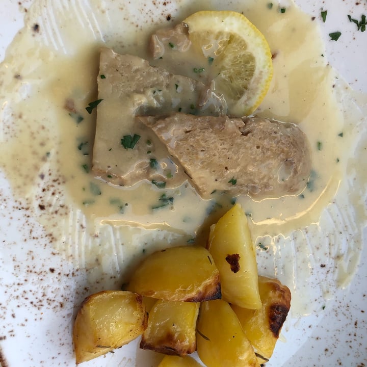photo of Rifugio Romano Scaloppina di seitain al limone con patate al forno shared by @zoelonghi on  12 Jul 2022 - review