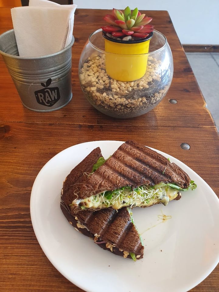 photo of RAW Healthy Bar Sándwich vegetariano ...pan, lechuga, alfalfa ,cebolla, pimientos, tomate,aceituna negra shared by @vanessadelafuente on  21 May 2019 - review