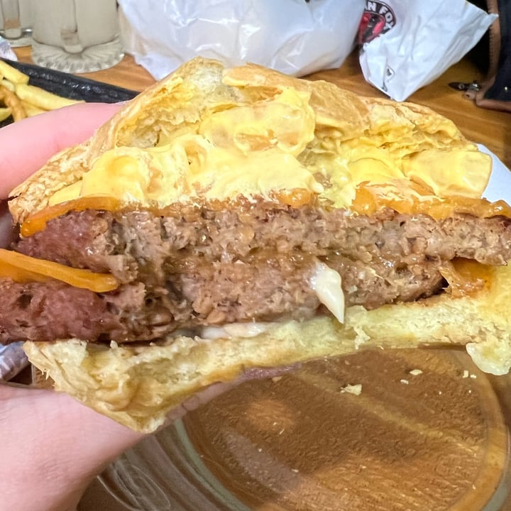 photo of VEGAN FOX Mac & cheese burger shared by @danusha on  29 Aug 2022 - review