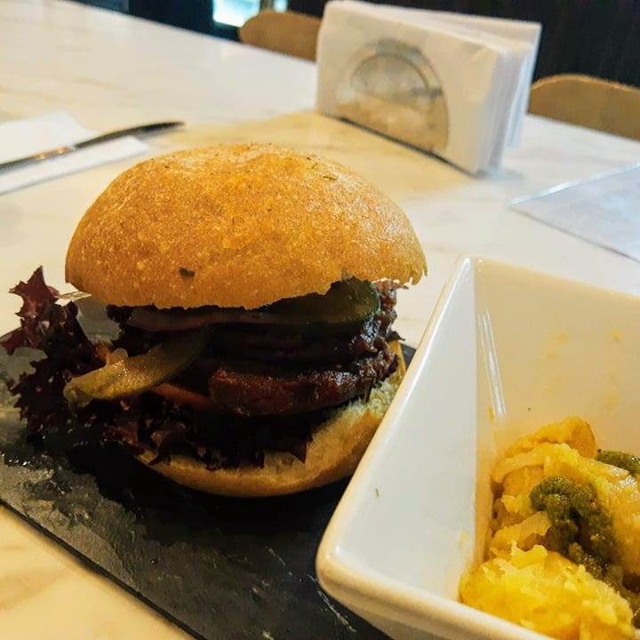 photo of Makeout Colombia Hamburguesa Vegan Burguer Máster shared by @heygabs8 on  02 Oct 2020 - review