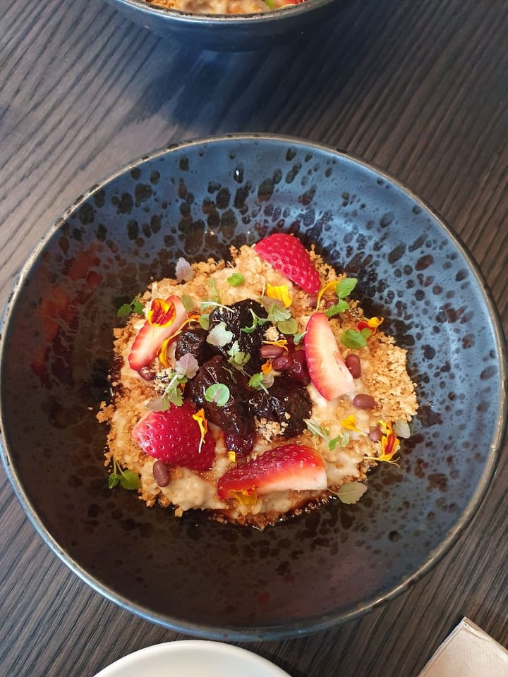 photo of Edition Coffee Roasters Organic Oats With Mulled Wine Fruit, Azuki And Oat Crumble shared by @fiore on  09 Aug 2019 - review
